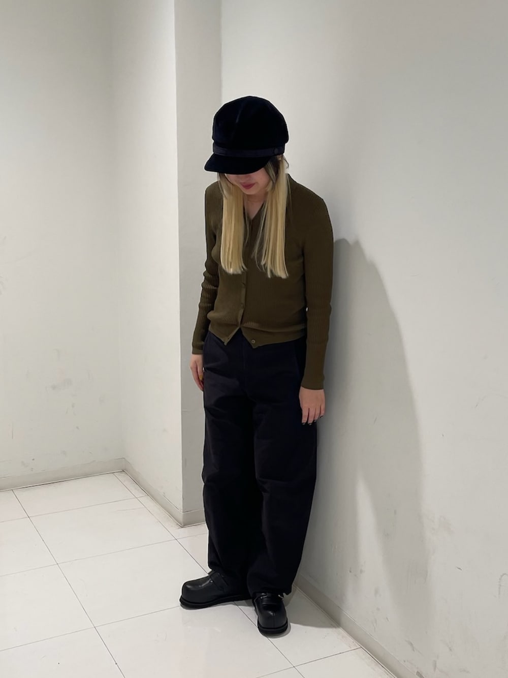 ブラック系のキャスケットを着用したレディースの秋コーディネートの1枚目の写真
