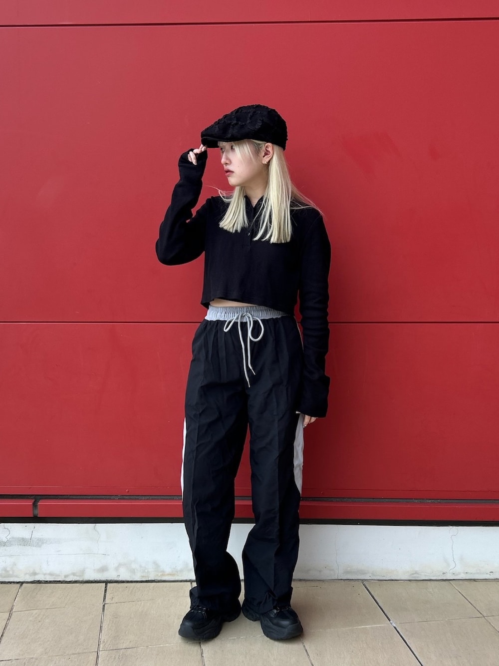 「Kaorinomori、カオリノモリ、モノトーン、ハンチング、ハンチング帽、ハンチングコーデ、ハンチング女子、黒コーデ、ナイロンパンツ」｜「kaorinomoriのkaorinomori シークハンチング / カオリノモリ（ハンチング/ベレー帽、ブラック系）」を使った、YUIさん（レディース・157cm）の春コーディネートの1枚目の写真