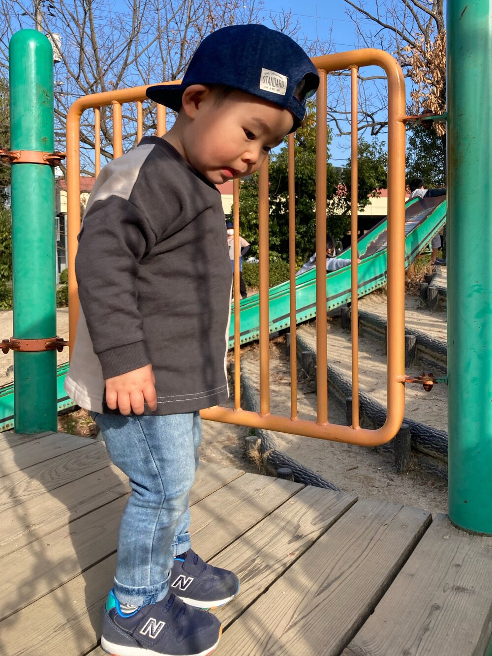 「キッズファッション、公園コーデ、男の子コーデ、ニューバランス、しまむら」｜「しまむらのアイテム（スウェット、グレー系）」を使った、asawearrrrさん（キッズ・100cm）の夏コーディネートの1枚目の写真