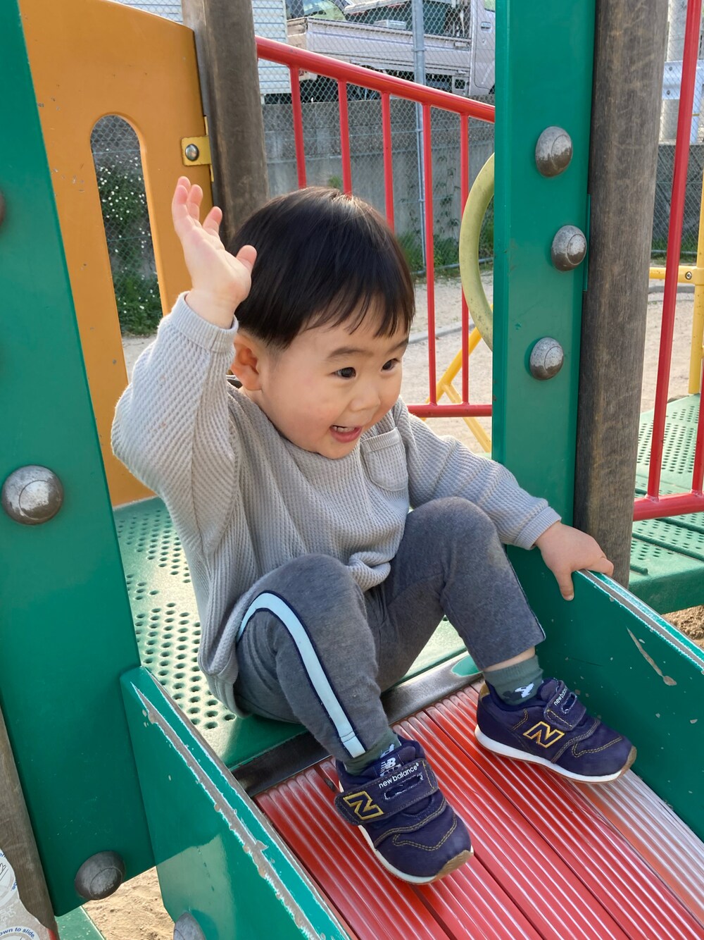 「男の子、公園スタイル、保育園コーデ、男の子コーデ、ニューバランス、ユニクロ、ブリーズ」｜「BREEZEのアイテム（トップス、グレー系）」を使った、asawearrrrさん（キッズ・100cm）の秋コーディネートの1枚目の写真