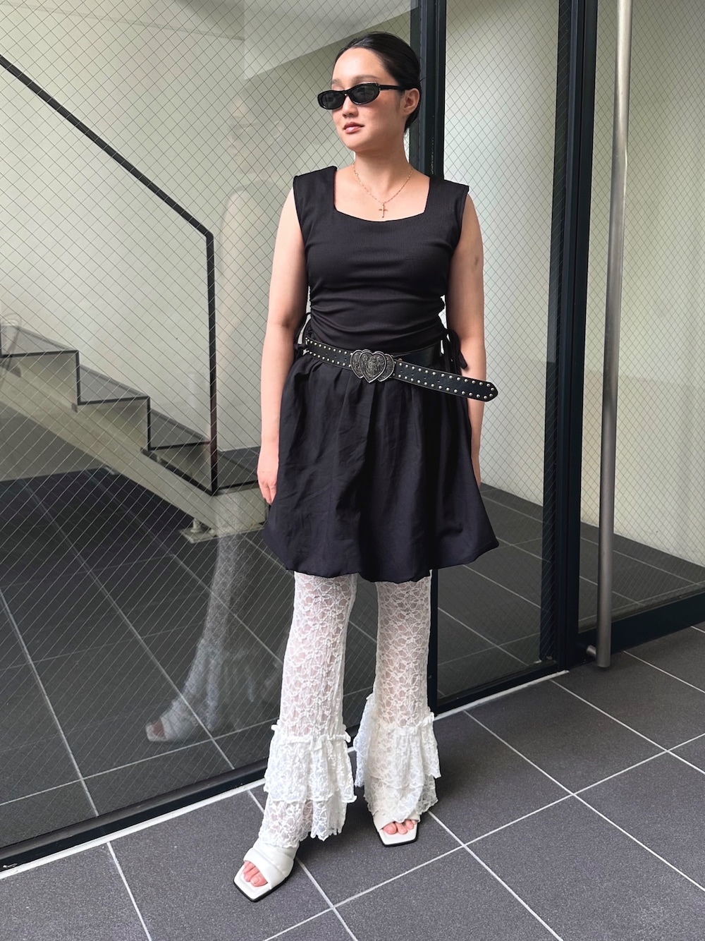 ブラック系のワンピース、ホワイト系のその他パンツ、ブラック系のベルトを着用したレディースの秋コーディネートの1枚目の写真