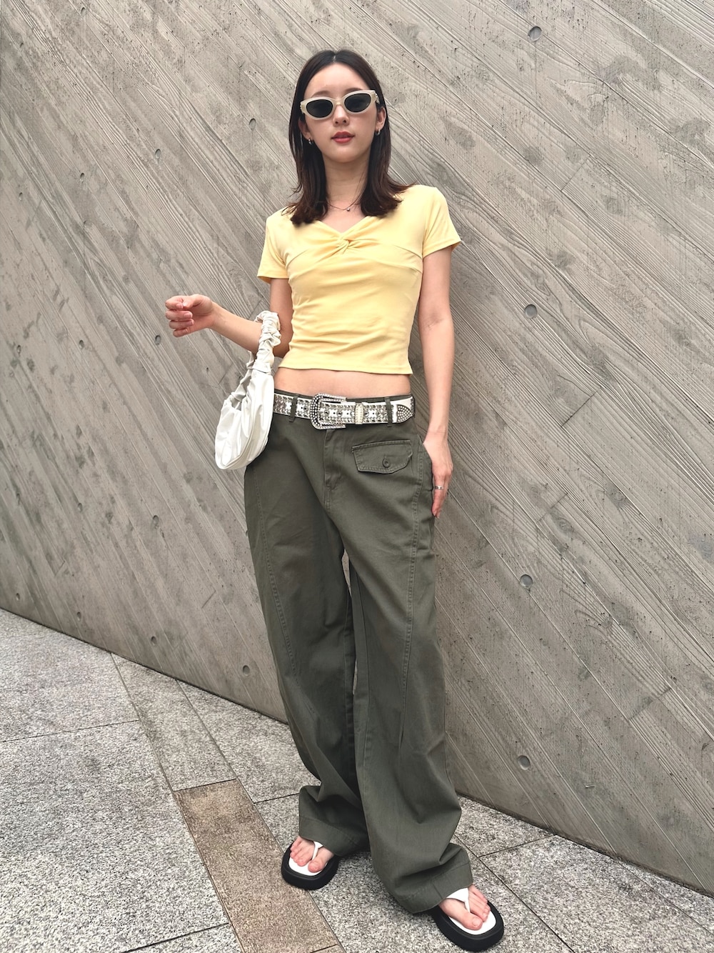 「カーゴパンツ、サンダル、プチプラ、お出かけコーデ、休日スタイル、夏服コーデ、パンツコーデ、大人コーデ、夏スタイル、おでかけコーデ、レースアップトップス、イエローコーデ、y2k、160cm台コーデ、ミックススタイル」｜「ENLIKEのバックレースアップデザイントップ（Tシャツ/カットソー、イエロー系）」を使った、ENLIKEスタッフさん（骨格ウェーブ・レディース・163cm）の夏コーディネートの1枚目の写真