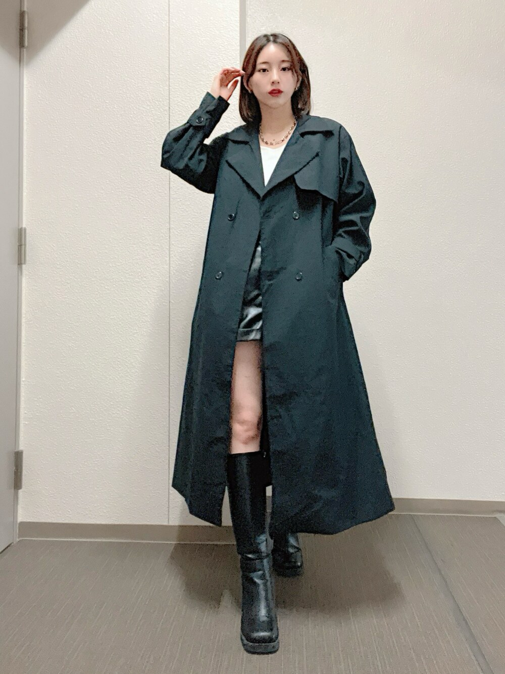 「秋コーデ、トレンチコート、大人女子、プチプラコーデ、ロングブーツ、大人ファッション、秋アウター、コート、オーバーサイズ、ブラックコーデ、ロングコート、カジュアル、レザー、アウターコーデ、骨格ウェーブ」｜「ENLIKEのオーバーサイズシングルトレンチコート（トレンチコート、ブラック系）」を使った、ENLIKEスタッフさん（骨格ウェーブ・レディース・163cm）の秋コーディネートの1枚目の写真