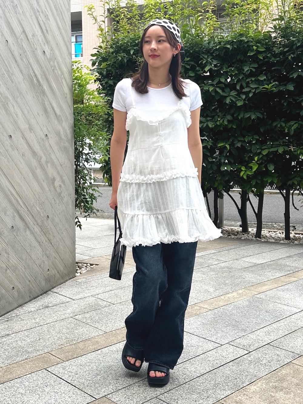 「デートコーデ、デニム、ワンピース、お出かけコーデ、カジュアルコーデ、デニムコーデ、夏服コーデ、ワンピーススタイル、カジュアルガーリー、レイヤードスタイル、女子会コーデ、160cm台コーデ、韓国ファッション、プチプラコーデ、プチプラミックス」｜「ENLIKEの2WAYフリルVネックキャミミニワンピ（ワンピース、ホワイト系）」を使った、ENLIKEスタッフさん（骨格ウェーブ・レディース・163cm）の夏コーディネートの1枚目の写真