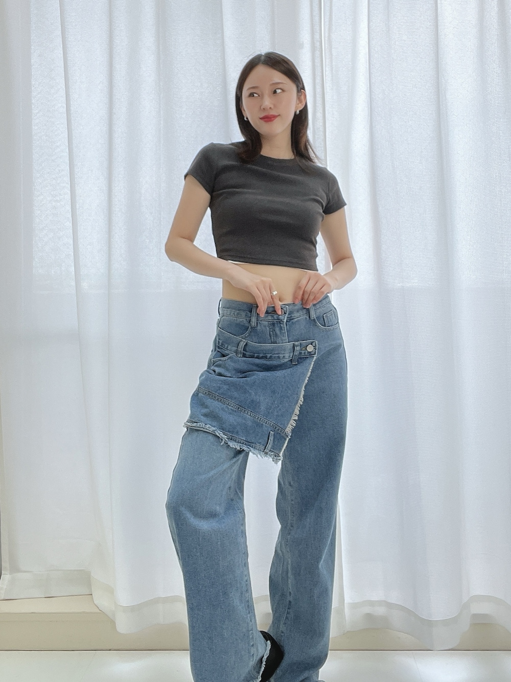 「デニム、シンプルコーデ、夏コーデ、韓国ファッション、プチプラ、お出かけコーデ、フェススタイル、オトナ女子、ラフコーデ、デニムパンツ、ミニ丈、ラップスカート、ラップパンツ、カジュアルコーデ、カジュアル」｜「ENLIKEのラップスカート付デニムパンツ（デニムパンツ、ブルー系）」を使った、ENLIKEスタッフさん（骨格ウェーブ・レディース・163cm）の夏コーディネートの1枚目の写真