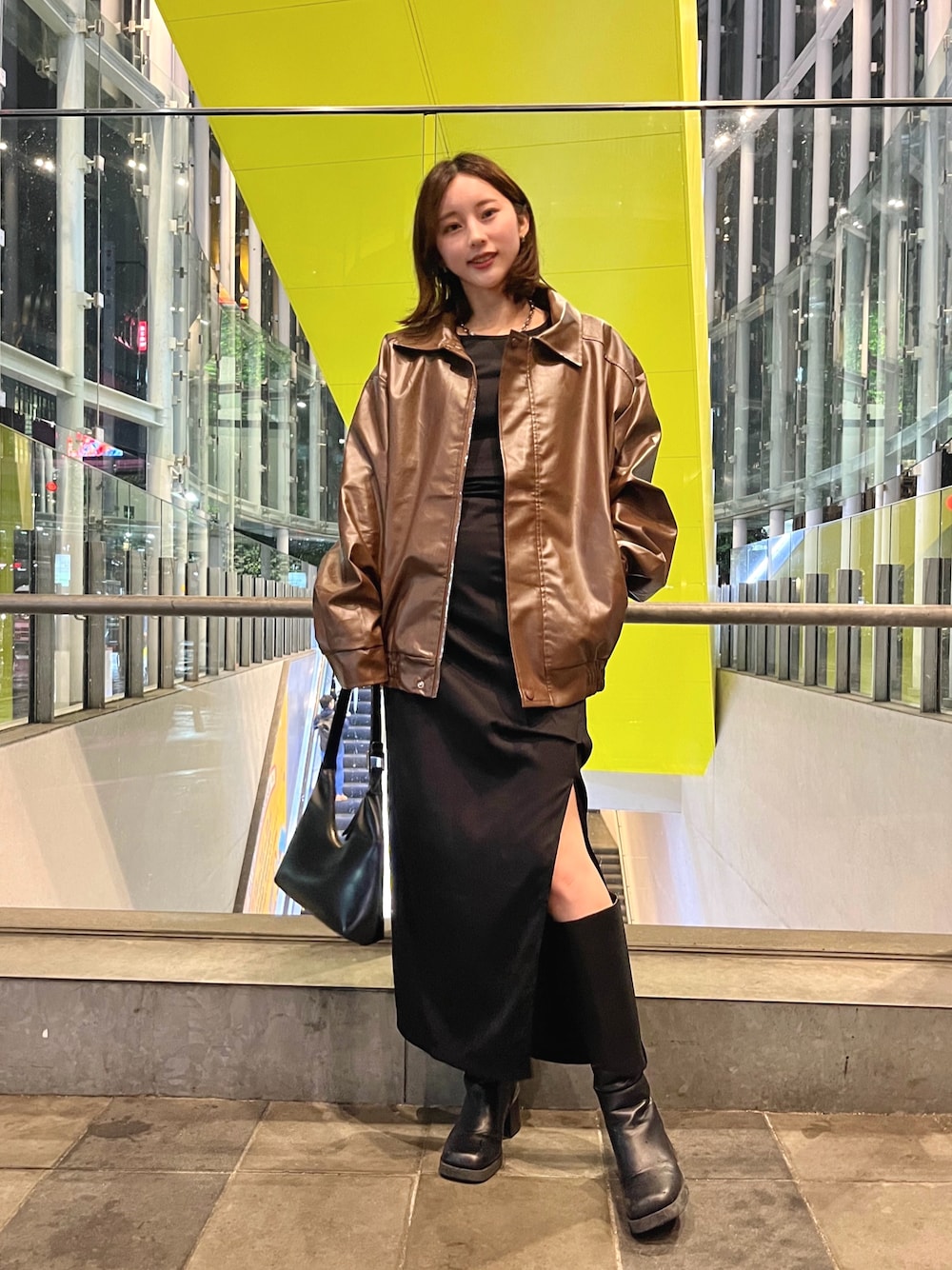 「秋冬コーデ、大人コーデ、モノトーン、プチプラコーデ、ジャケット、30代コーデ、ブラウンコーデ、ブラウス、ブルゾン、ブラックコーデ、ブラック、アウター、スリット、きれいめカジュアル、レザー」｜「ENLIKEのオーバーサイズPUブルゾン（ブルゾン、ブラウン系）」を使った、ENLIKEスタッフさん（骨格ウェーブ・レディース・163cm）の秋コーディネートの1枚目の写真