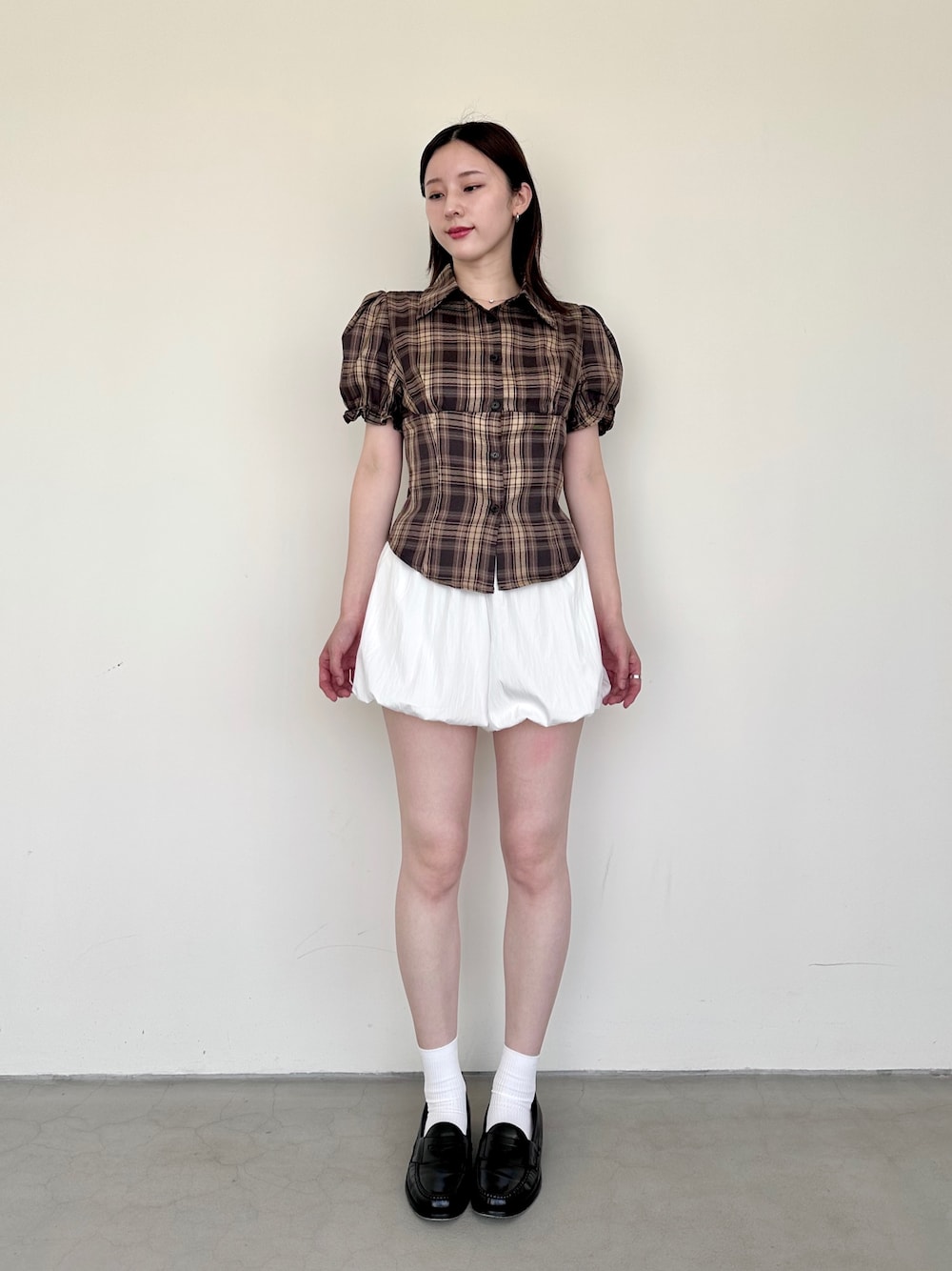 ブラウン系のシャツ/ブラウス、ホワイト系のその他パンツを着用したレディースの夏コーディネートの1枚目の写真
