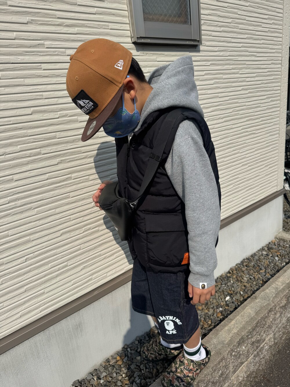 「お出かけコーデ」｜「A BATHING APEのCOLLEGE 10 OZ STRETCH DENIM PAINTER SHORTS（デニムパンツ、ブルー系）」を使った、fromkotodesuyoさん（キッズ・135cm）の春コーディネートの1枚目の写真