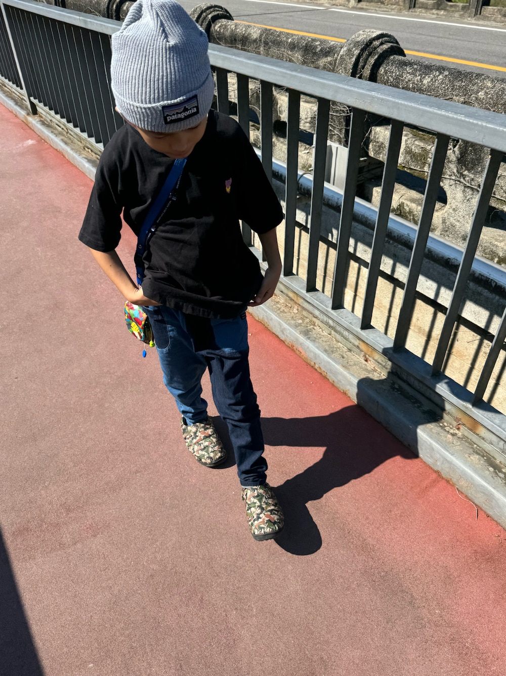 「キャップ、ニット、スブ」｜「patagoniaのアイテム（ニットキャップ/ビーニー、グレー系）」を使った、fromkotodesuyoさん（キッズ・127cm）の秋コーディネートの1枚目の写真