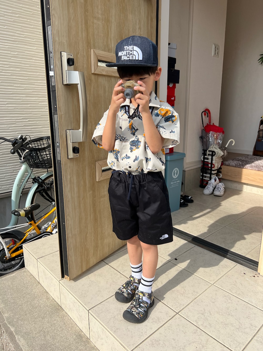 「THE NORTH FACEのTHE NORTH FACE/ザ・ノース・フェイス/K TRUCKER MESH CAP/キッズ トラッカーメッシュキャップ/HEADWEAR/ﾍｯﾄﾞｳｪｱ/NNJ02311/K TRUCKER MESH CAP（キャップ、ブルー系）」を使った、fromkotodesuyoさん（キッズ・120cm）の夏コーディネートの1枚目の写真