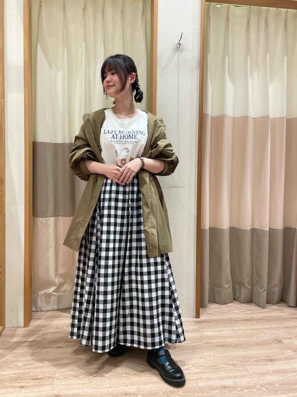 「春夏コーデ、お出かけコーデ、ootd、おしゃれさんと繋がりたい、春カラー、ガーリーコーデ、イエベ、はるコーデ、ブルゾン、カットソー、ラフコーデ、Samansa Mos2、サマンサ モスモス(Samansa Mos2)、スカート、SM2keittioイオンモール日の出店」｜「Samansa Mos2の転写プリントTシャツ（Tシャツ/カットソー、ホワイト系）」を使った、takaさん（レディース・156cm）の春コーディネートの1枚目の写真