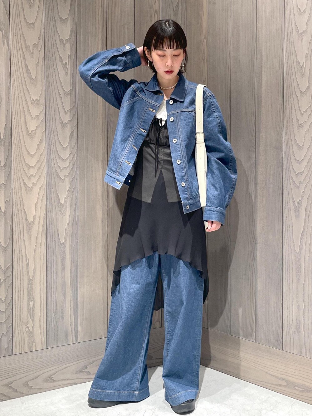 ブラック系のサンダル、ホワイト系のショルダーバッグ、ホワイト系のTシャツ/カットソーを着用したレディースの冬コーディネートの1枚目の写真