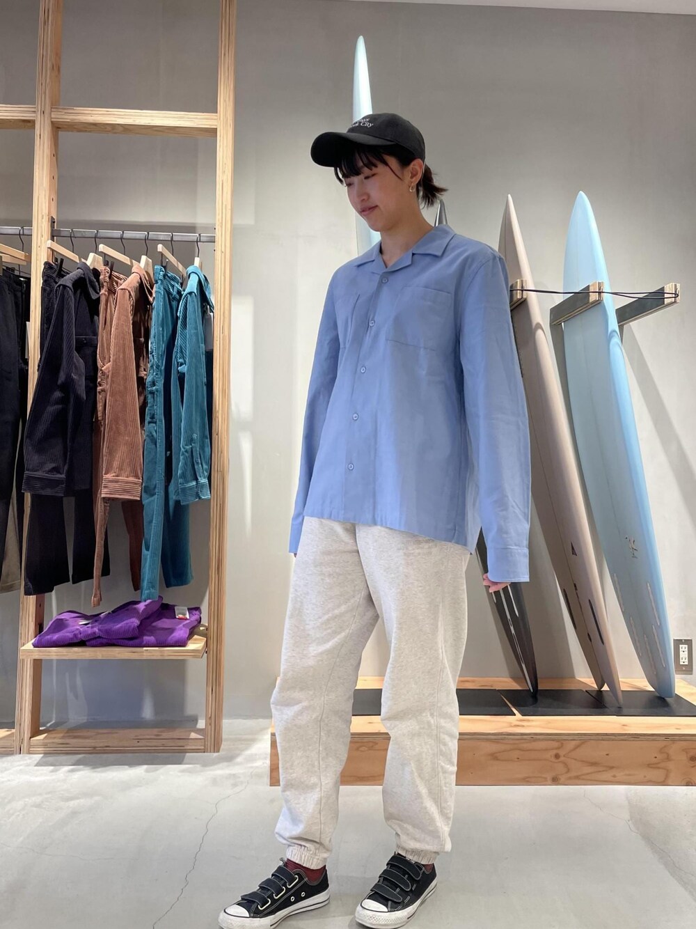 「シャツ、スウェット、キャップ、ソックス、ブルー、グレー、カジュアル、Saturdays NYC」｜「Saturdays NYCのAbrams International Sweatpant（スウェットパンツ、グレー系）」を使った、MOEさん（レディース・166cm）の冬コーディネートの1枚目の写真