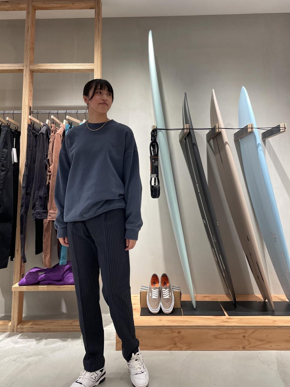 「スウェット、スラックス、パンツ、ストラップ、ネイビー、ピグメント、レディース、カジュアル、Saturdays NYC」｜「Saturdays NYCのStripe Slacks（その他パンツ、ブルー系）」を使った、MOEさん（レディース・166cm）の冬コーディネートの1枚目の写真