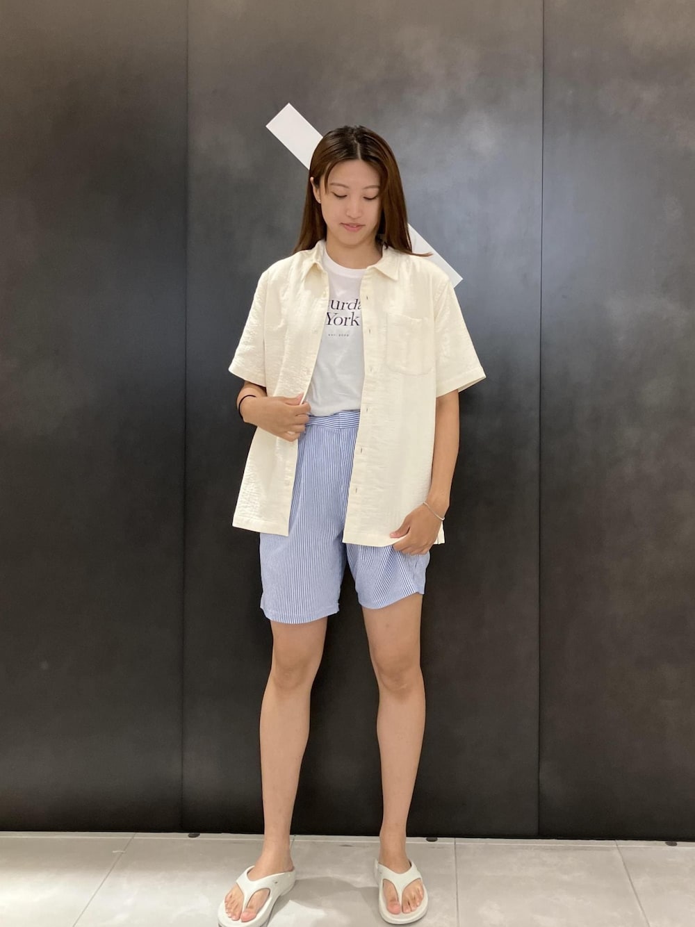 「SaturdaysNYC、シャツ、タオル生地、半袖、ストライプ、ハーフパンツ、ゴルフウェア、Tシャツ、ホワイト、オフホワイト、サックスブルー、ブルー、初夏コーデ、夏コーデ、初秋コーデ」｜「Saturdays NYCのBruce Double Layer Crinkle Short Sleeve Shirt（シャツ/ブラウス、ホワイト系）」を使った、MOEさん（レディース・166cm）の夏コーディネートの1枚目の写真