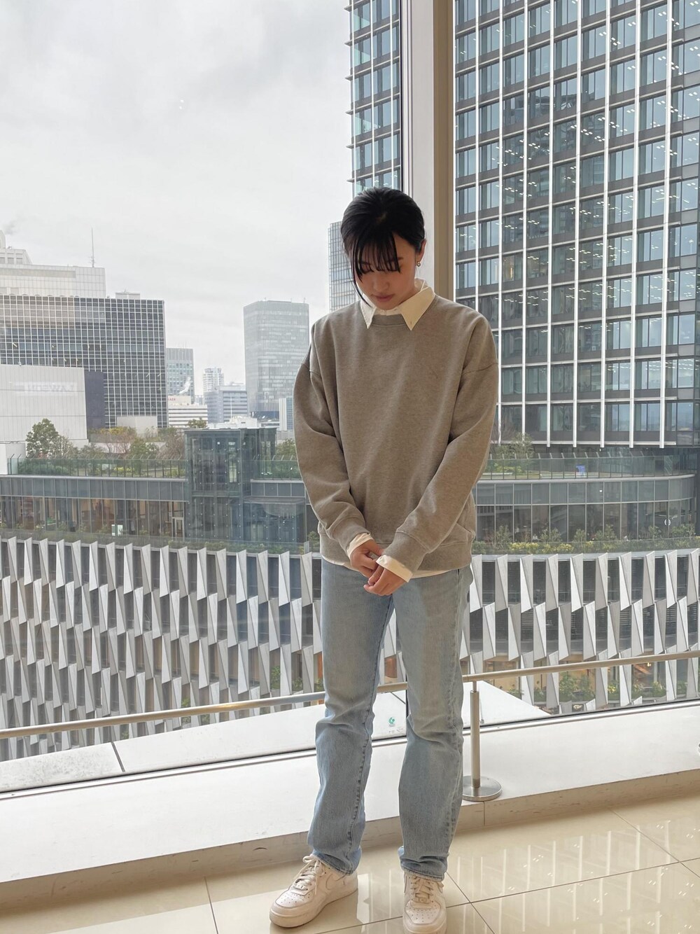「シャツ、スウェット、細身、グレー、ブルー、ウィメンズ、メンズ、着回し、Saturdays NYC」｜「Saturdays NYCのCrosby Twill Ls Shirt（シャツ/ブラウス、ホワイト系）」を使った、MOEさん（レディース・166cm）の春コーディネートの1枚目の写真