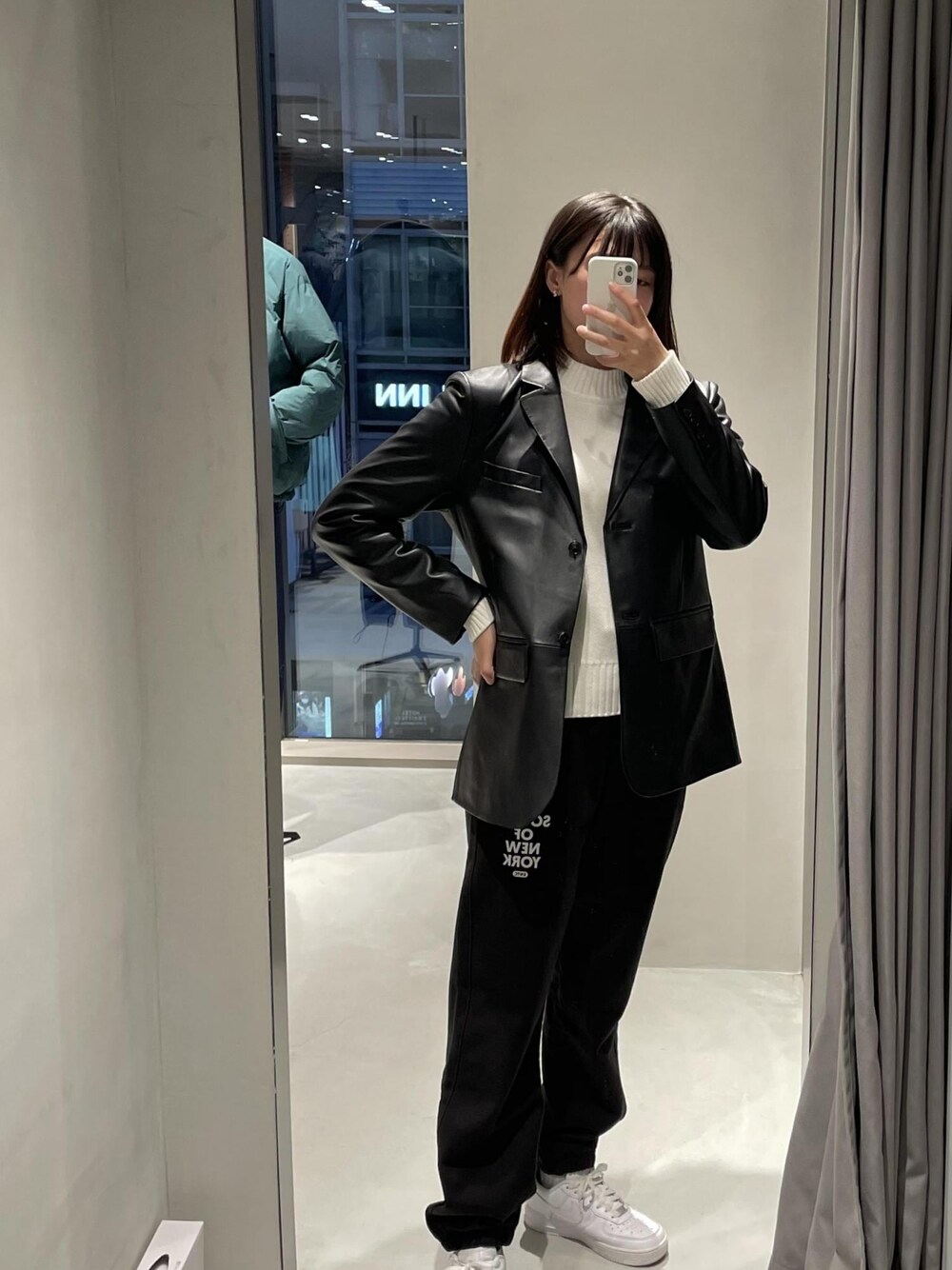 「レザージャケット、ニット、スウェット、黒、裏起毛、レディース、カシミア、SNaPMeAward23w、ジャケット、パンツ、ホワイト、Saturdays NYC」｜「Saturdays NYCのAbrams Sound Of NY Sweatpant（スウェットパンツ、ブラック系）」を使った、MOEさん（レディース・166cm）の冬コーディネートの1枚目の写真