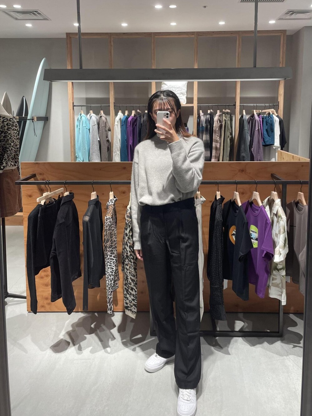 「ニット、セーター、クルーネック、グレー、グレーオングレー、パンツ、スラックス、レディース、フォックス素材、Saturdays NYC」｜「Saturdays NYCのGeorge Suit Trouser（その他パンツ、ブラック系）」を使った、MOEさん（レディース・166cm）の秋コーディネートの1枚目の写真