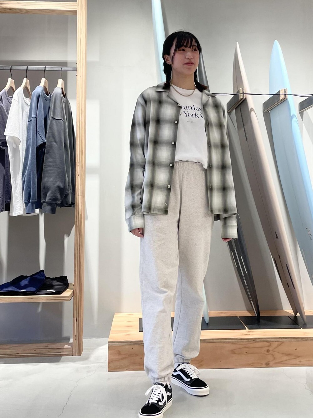 「ロゴ、Tシャツ、シャツ、半袖、ウィメンズ、メンズ、グリーン、コットン、ホワイト、長袖、チェック、胸ポケット、タータンチェック、スニーカー、ローカット」｜「Saturdays NYCのMarco Plaid Ls Shirt（シャツ/ブラウス、グリーン系）」を使った、MOEさん（レディース・166cm）の春コーディネートの1枚目の写真
