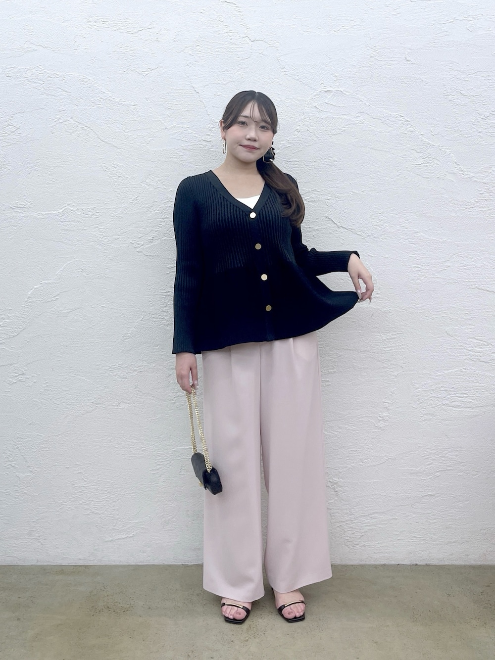 ピンク系のその他パンツ、ブルー系のカーディガン/ボレロを着用したレディースの夏コーディネートの1枚目の写真