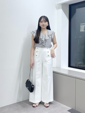 「La boutique BonBon（ラブティックボンボン）の【モテ女子の味方】サテンサッカーラッフルブラウス（シャツ/ブラウス、ブラック系）」を使った、Rikoさん（レディース・158cm）の春コーディネート