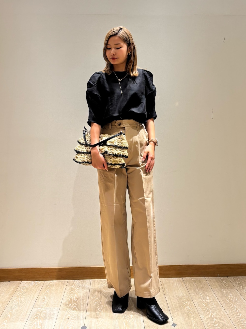 「ブラウス、夏コーデ、夏、おでかけコーデ、リラックススタイル、オトナ女子、シンプルカジュアル、オトナカワイイ、着回しコーデ、大人かわいい、夏服」｜「fredy emueのフリルペーパー2WAYショルダーバッグ（かごバッグ、ブラック系）」を使った、rinrinさん（レディース・157cm）の夏コーディネートの1枚目の写真