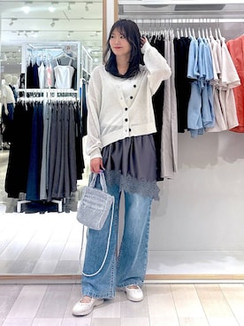「アイテム（クラッチバッグ、シルバー系）」を使った、asamiさん（レディース・161cm）の春コーディネート