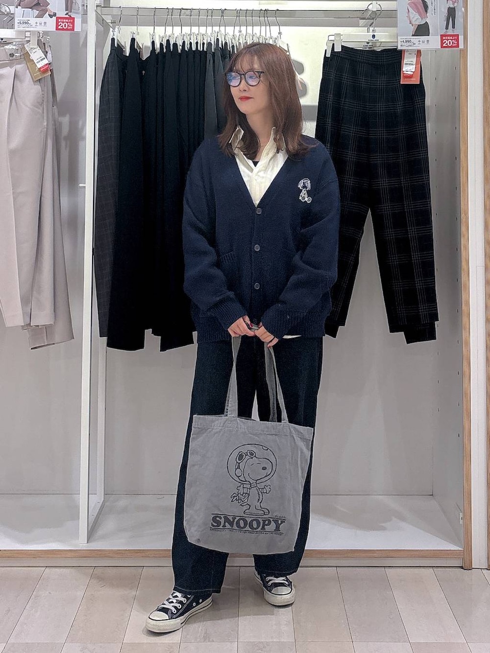 ブルー系のデニムパンツ、ブルー系のカーディガン/ボレロ、イエロー系のシャツ/ブラウスを着用したレディースの秋コーディネートの1枚目の写真