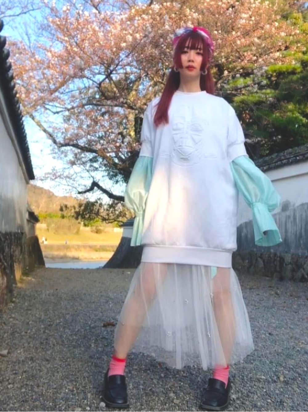 「レイヤードスタイル、チュールスカート、ブラウス、ヘアバンド、スターウォーズ、ダースベイダー、春めき満開コーデ、春コーデ、スウェット、ミニワンピ」｜「AHCAHCUM.muchachaのアイテム（スウェット、ホワイト系）」を使った、しぃちゃんさん（レディース・161cm）の春コーディネートの1枚目の写真