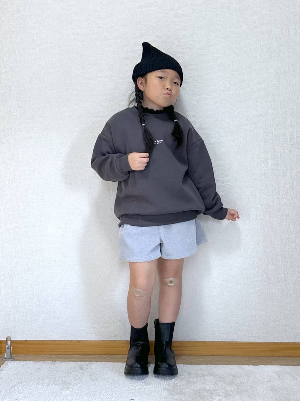 ブラック系のブーツ、ブルー系のその他パンツ、ブラック系のニットキャップ/ビーニーを着用したキッズの秋コーディネートの1枚目の写真