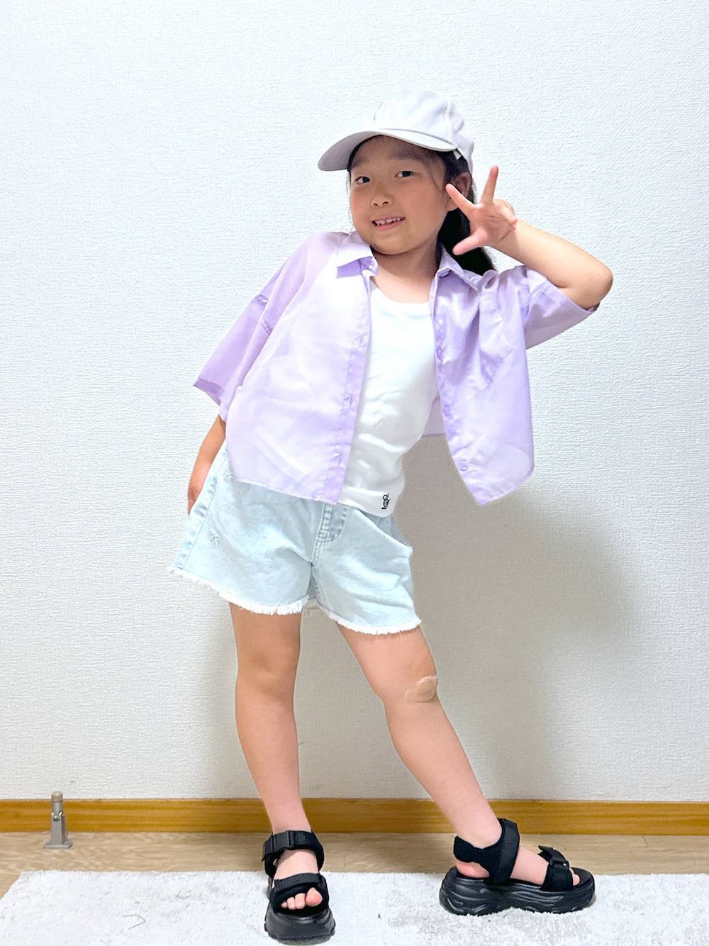 「女子ウケ、体型カバー、キッズ、キッズ服、低身長、低身長_GLOBALWORK、夏コーデ、カップ付きインナー」｜「GLOBAL WORKのコットンキャンディ＊DRYカップ付きタンク/321461（タンクトップ、ホワイト系）」を使った、Hina ママ さん（キッズ・115cm）の春コーディネートの1枚目の写真