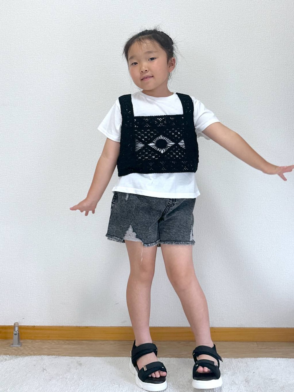 「女子ウケ、体型カバー、キッズ、キッズ服、低身長_GLOBALWORK、夏コーデ」｜「GLOBAL WORKのGOODデニムアソートショートパンツ/147416（デニムパンツ、ブラック系）」を使った、Hina ママ さん（キッズ・115cm）の夏コーディネートの1枚目の写真