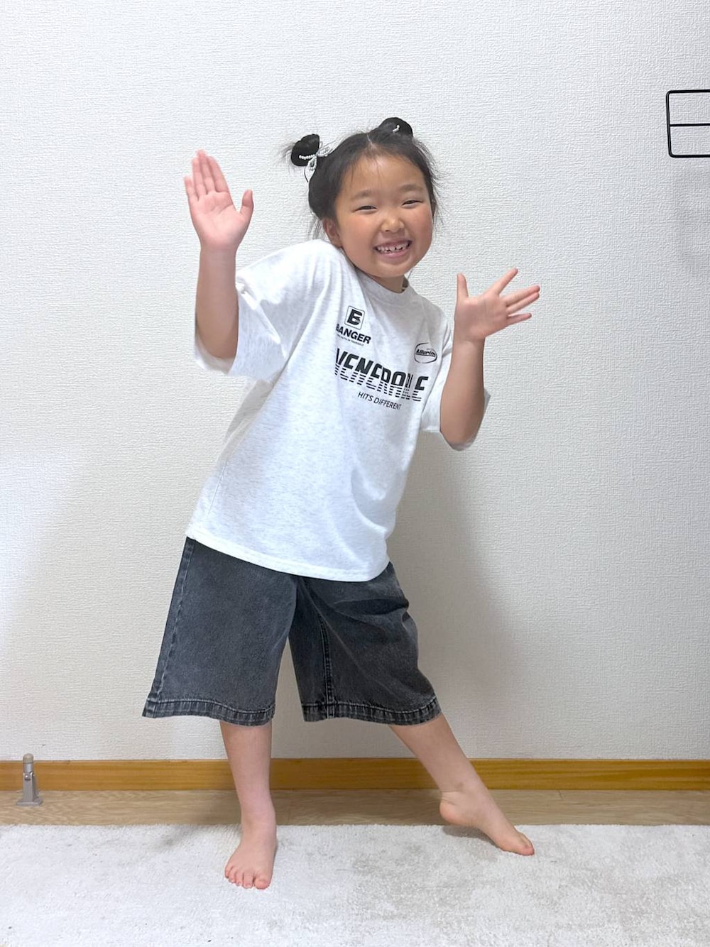 「女子ウケ、体型カバー、キッズ、キッズ服、夏コーデ、低身長_GLOBALWORK、ヘビロッTEE_GLOBAL WORK」｜「GLOBAL WORKのヘビロッTEE/プリント半袖/147385（Tシャツ/カットソー、ホワイト系）」を使った、Hina ママ さん（キッズ・115cm）の夏コーディネートの1枚目の写真