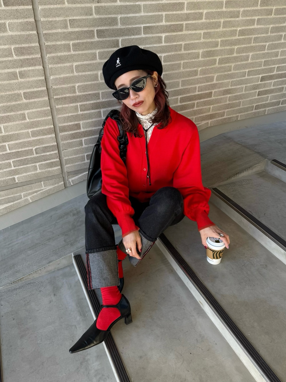 「ベレー帽、ベレー帽コーデ、ベレー帽×メガネ、赤コーデ、赤ニット、キャットアイサングラス、サングラス、KANGOL、BONLECILL、デニムコーデ、ブラックデニム、赤黒、襟付きトップス、襟付きニット、赤靴下」｜「KANGOLのKANGOL WOOL JAX BERET（ハンチング/ベレー帽、ブラック系）」を使った、remiさん（骨格ストレート・レディース・154cm）の冬コーディネートの1枚目の写真