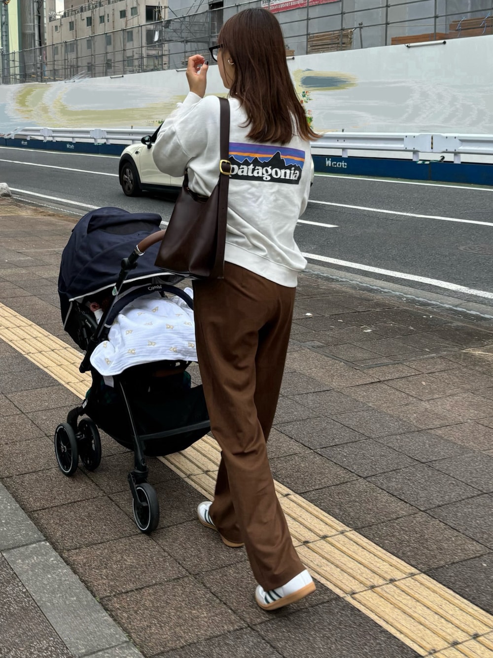 「今日のコーデ、パンツスタイル、シンプルコーデ、プチプラコーデ、ママコーデ、UNIQLO、andMe」｜「adidasのアイテム（スニーカー、ホワイト系）」を使った、yuyuさん（骨格ストレート・レディース・160cm）の秋コーディネートの1枚目の写真