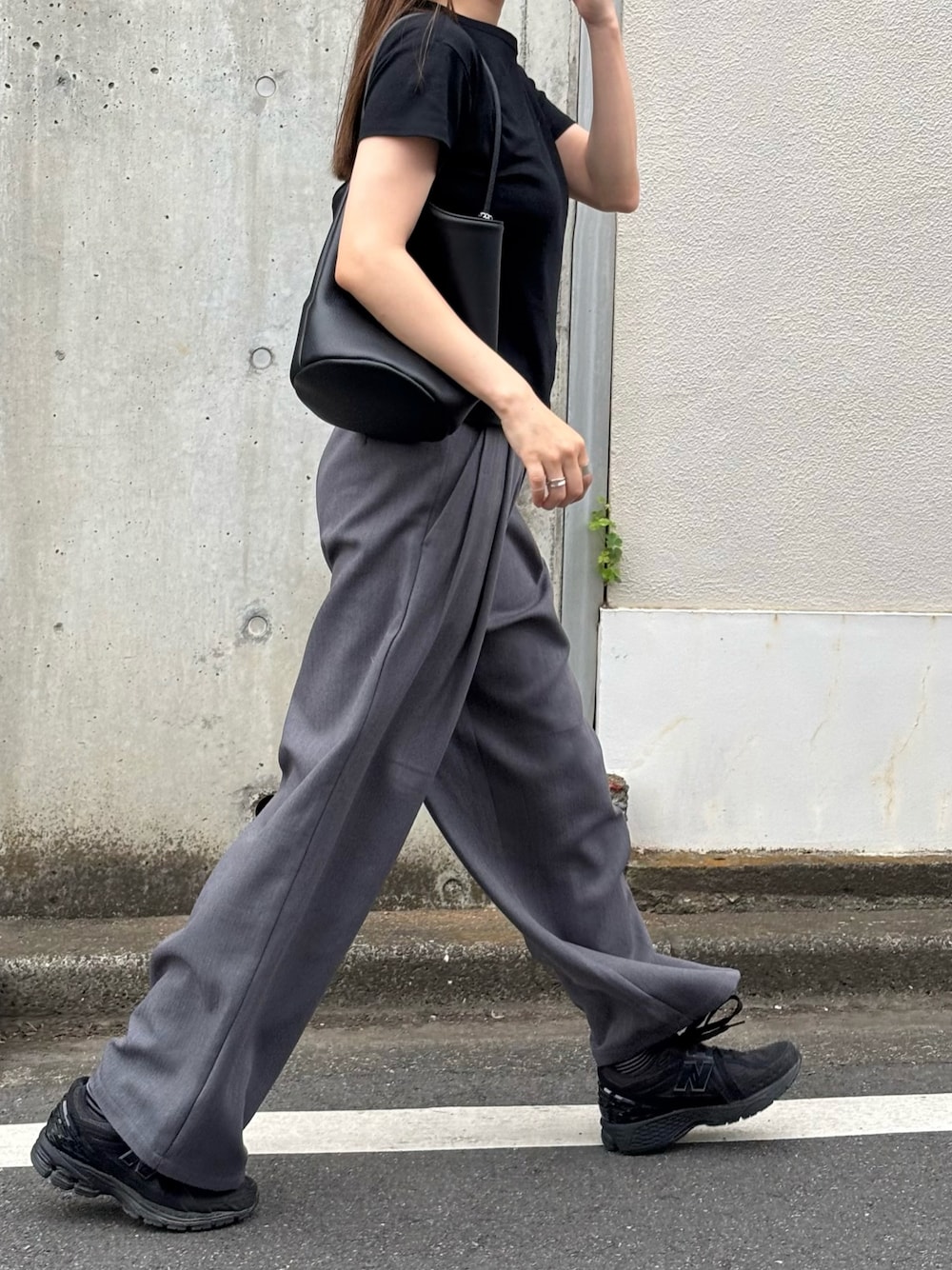 「モノトーン、シンプルコーデ、ママコーデ、Tシャツ、Tシャツコーデ、スニーカーコーデ、GeeRA」｜「GeeRAのアイテム（Tシャツ/カットソー、ブラック系）」を使った、yuyuさん（骨格ストレート・レディース・160cm）の春コーディネートの1枚目の写真