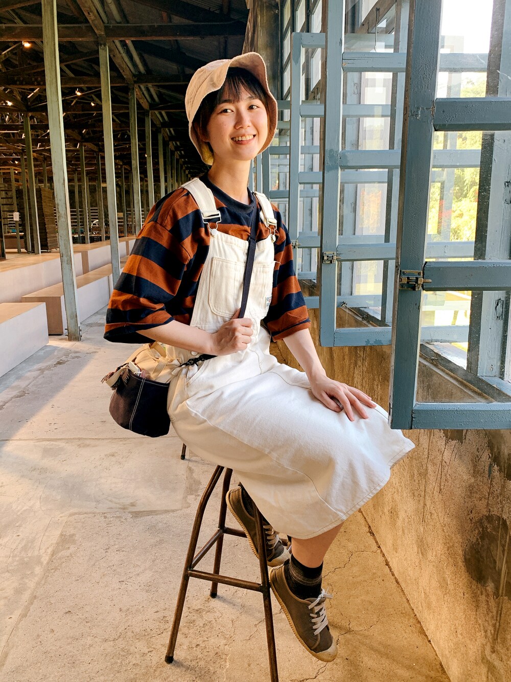 「trip」｜「50%のアイテム（デニムスカート、ホワイト系）」を使った、YIJUさん（レディース・164cm）の秋コーディネートの1枚目の写真