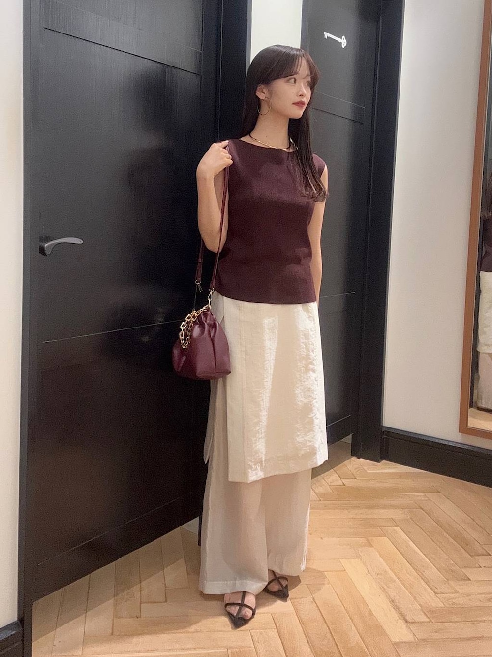 ブラウン系のサンダル、レッド系のニット/セーター、ホワイト系のその他パンツを着用したレディースの夏コーディネートの1枚目の写真