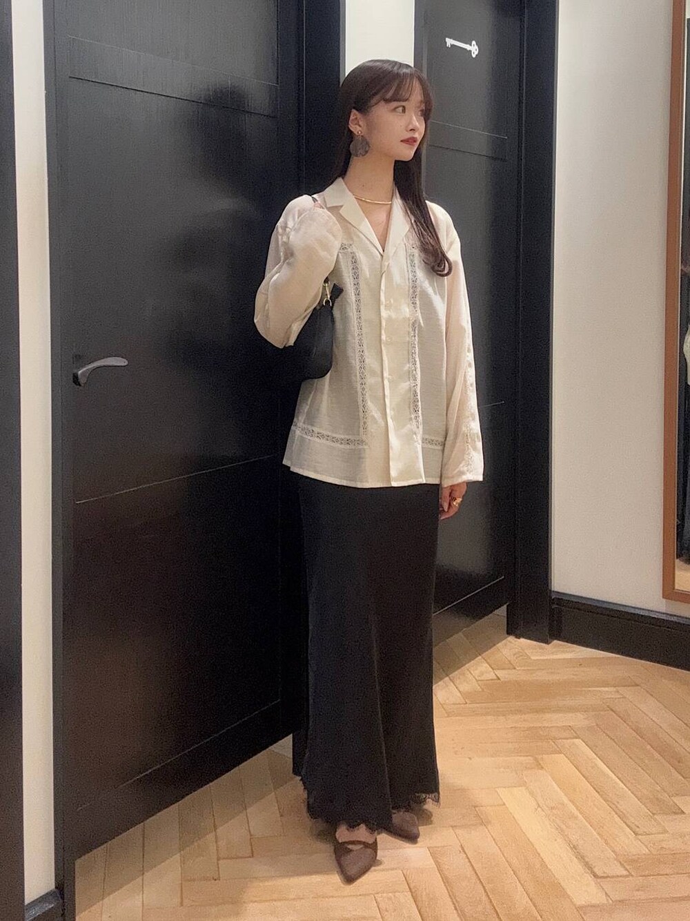 ブルー系のワンピース、ホワイト系のシャツ/ブラウス、ブラック系のショルダーバッグを着用したレディースの夏コーディネートの1枚目の写真