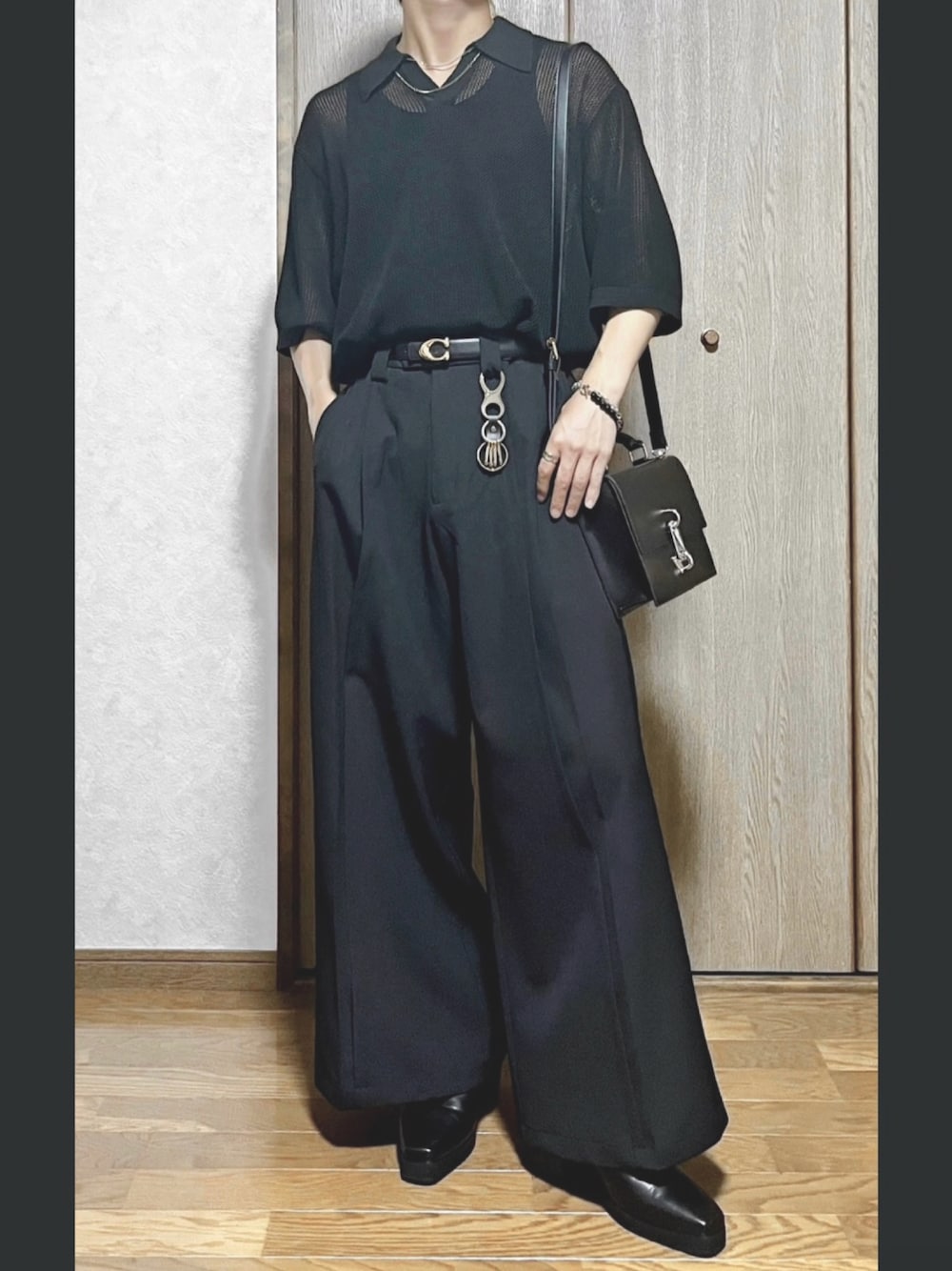 「夏コーデ、ブラックコーデ、ポロシャツ、スラックス、ヒールブーツ、シンプルコーデ、モード」｜「GUのアイテム（ポロシャツ、ブラック系）」を使った、そいさん（骨格ウェーブ・メンズ・166cm）の夏コーディネートの1枚目の写真