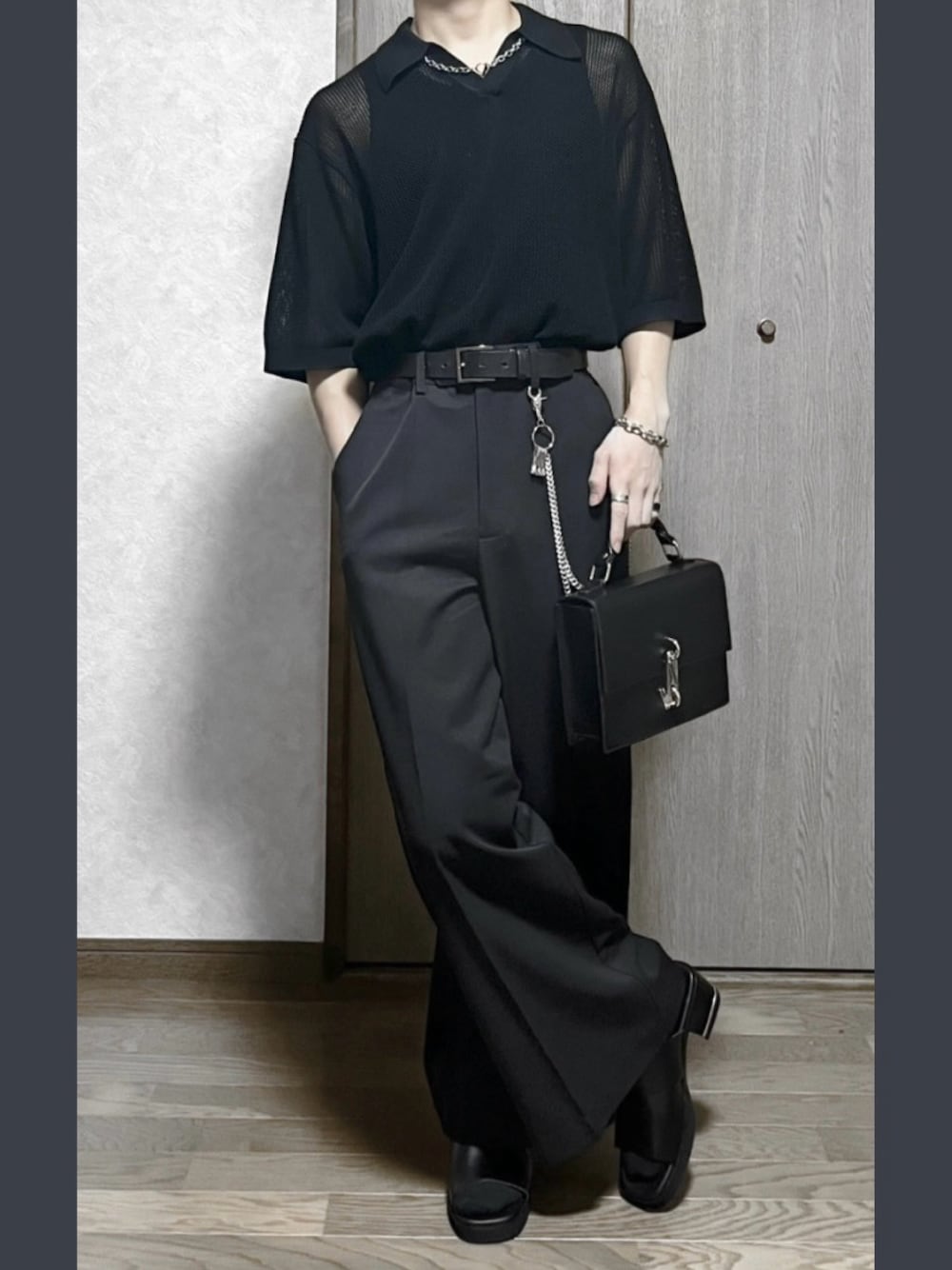 「秋っぽコーデ更新中、ヒールサンダル、ヒール、秋服準備はじめました、まだちょっと暑い」｜「GUのアイテム（ポロシャツ、ブラック系）」を使った、そいさん（骨格ウェーブ・メンズ・166cm）の秋コーディネートの1枚目の写真
