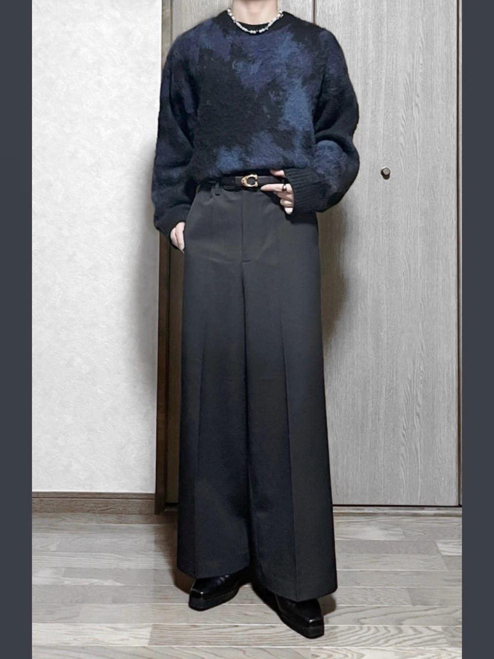 「ニット、スラックス、ネックレス、ブーツ、ヒール、メンズコーデ、お出かけコーデ、革靴、低身長コーデ、秋冬コーデ、タックイン、低身長、脚長効果」｜「CLELの【CLEL】Mohair Blend Shaggy Design Knit/モヘアブレンド シャギーデザインニット（ニット/セーター、ブルー系）」を使った、そいさん（骨格ウェーブ・メンズ・166cm）の秋コーディネートの1枚目の写真