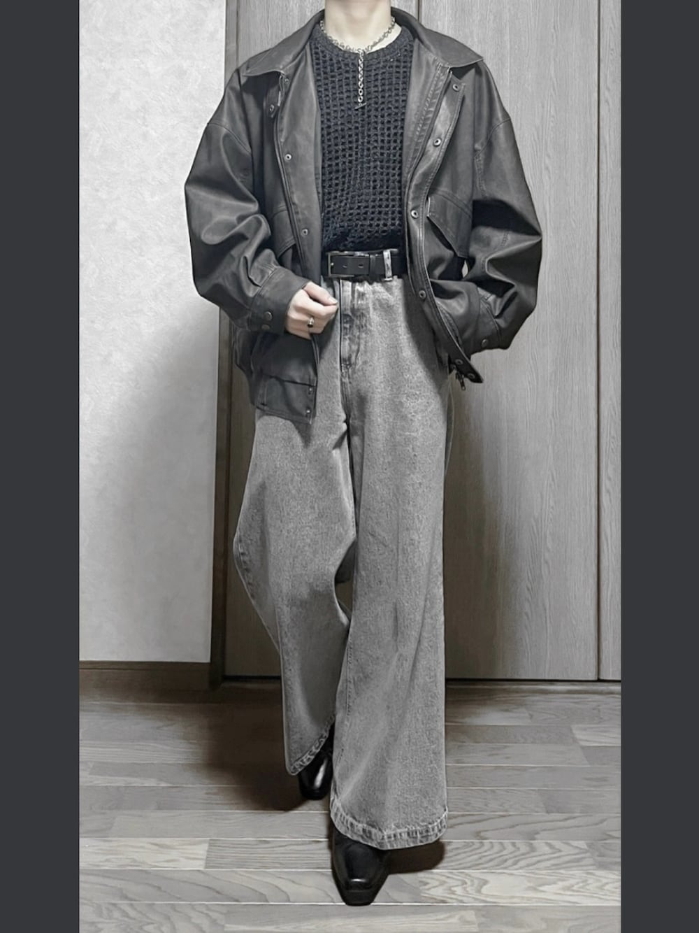 「秋っぽコーデ更新中、レイヤードスタイル、秋服コーデ、低身長、低身長コーデ、レザージャケット、レザーブルゾン、デニム、デニムパンツ、ヒール、ヒールブーツ」｜「CLELの【CLEL】Vintage Design Blouson/ヴィンテージデザイン合皮ブルゾン（ブルゾン、ブラック系）」を使った、そいさん（骨格ウェーブ・メンズ・166cm）の秋コーディネートの1枚目の写真