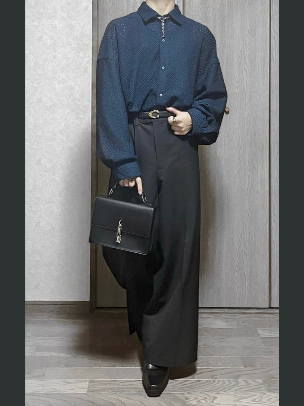 「秋っぽコーデ更新中、秋服、スラックス、シンプルコーデ、革靴、レース、ヒール、低身長、低身長コーデ」｜「CLELの【CLEL】Balloon Sleeves Loose Lace Shirt/バルーン袖 ルーズ レースシャツ（シャツ/ブラウス、ブルー系）」を使った、そいさん（骨格ウェーブ・メンズ・166cm）の秋コーディネートの1枚目の写真