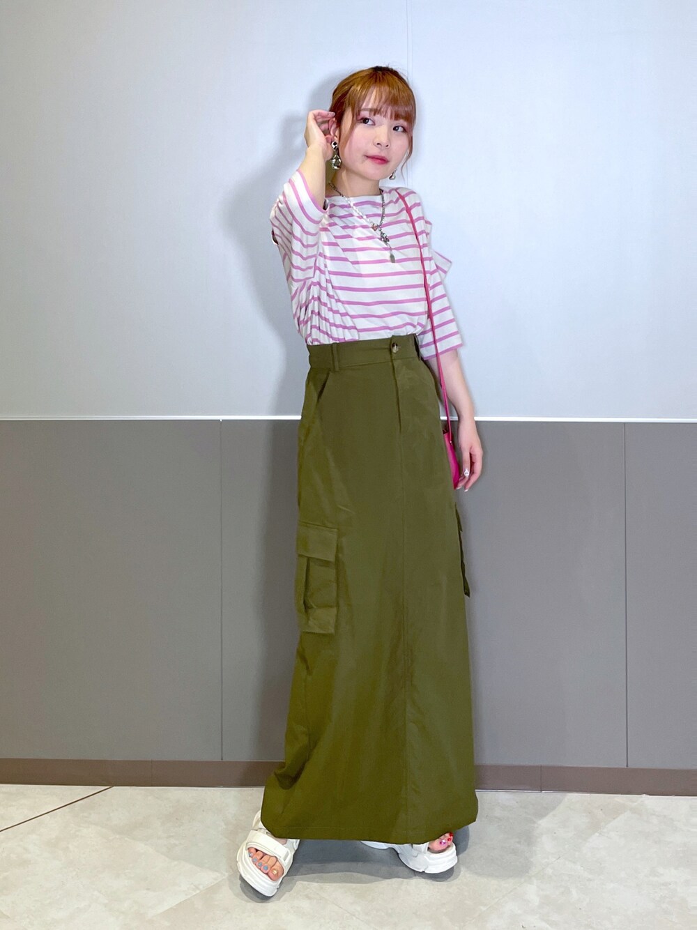 「w closet、wcloset、ダブルクローゼット、alleybywcloset、アリーバイダブルクローゼット、カジュアル、カジュアルコーデ、ボーダー、肩あき、カーゴスカート、シンプルコーデ、夏コーデ、晩夏、骨格ストレート」｜「w closetのボーダーショルダースリットTシャツ（Tシャツ/カットソー、ホワイト系）」を使った、Shiho Moriokaさん（レディース・157cm）の夏コーディネートの1枚目の写真