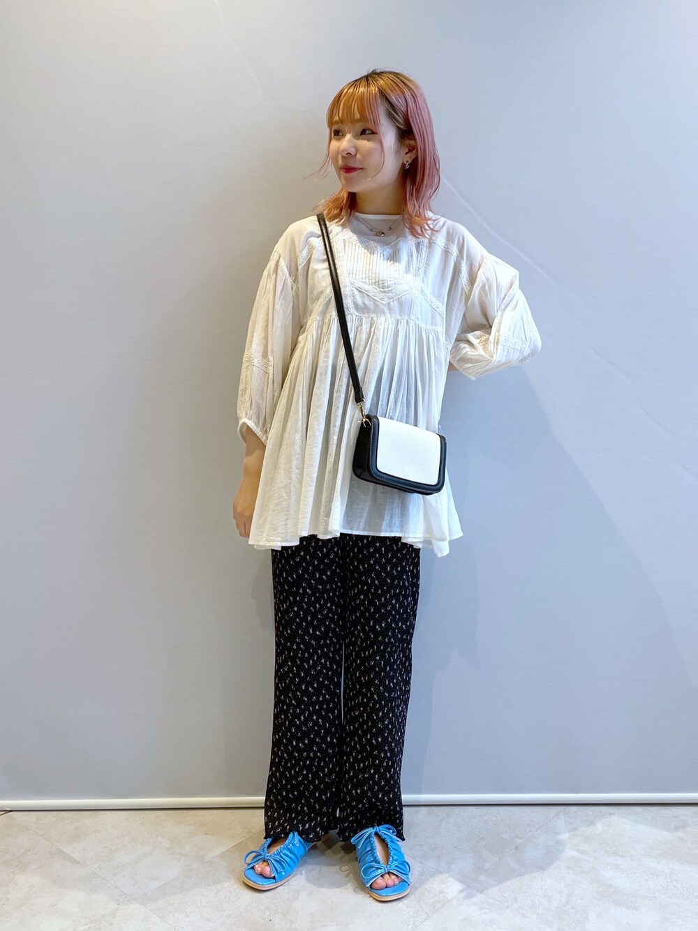 「w closet、wcloset、ダブルクローゼット、春夏コーデ、夏、サンダル、ブラウス、チュニック、花柄、花柄パンツ、ゆるコーデ、ガーリー、レトロ、ブルー、ショルダーバッグ」｜「w closetのレースギャザーブラウス（シャツ/ブラウス、ホワイト系）」を使った、Shiho Moriokaさん（レディース・157cm）の春コーディネートの1枚目の写真