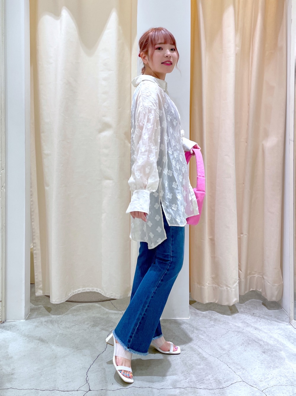 「wcloset、w closet、ダブルクローゼット、夏コーデ、シンプルコーデ、カジュアルコーデ、オトナカワイイ、大人女子、シアーシャツ、きれいめカジュアル、カラー×コーデ、初秋コーデ、デニム、デニムパンツ、骨格ストレート」｜「w closetの花柄シアージャガードシャツ（シャツ/ブラウス、ホワイト系）」を使った、Shiho Moriokaさん（レディース・157cm）の夏コーディネートの1枚目の写真