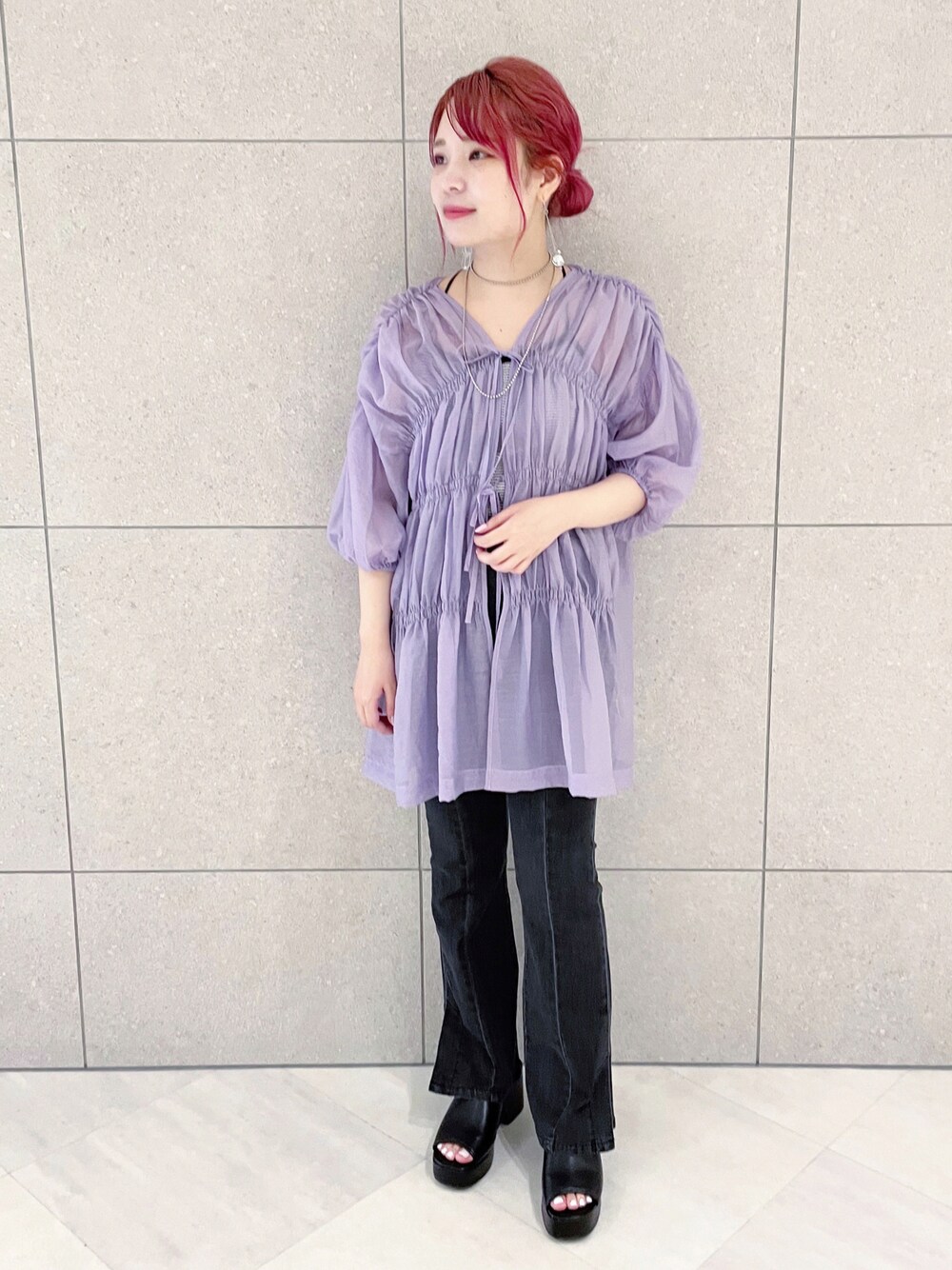 「wcloset、ダブルクローゼット、シアーシャツ、シアー、ラベンダー、デニム、フレアパンツ、フレアデニム」｜「w closetのセミフレアスリットパンツ脇スリットイージーパンツ（その他パンツ、グレー系）」を使った、Shiho Moriokaさん（レディース・156cm）の夏コーディネートの1枚目の写真