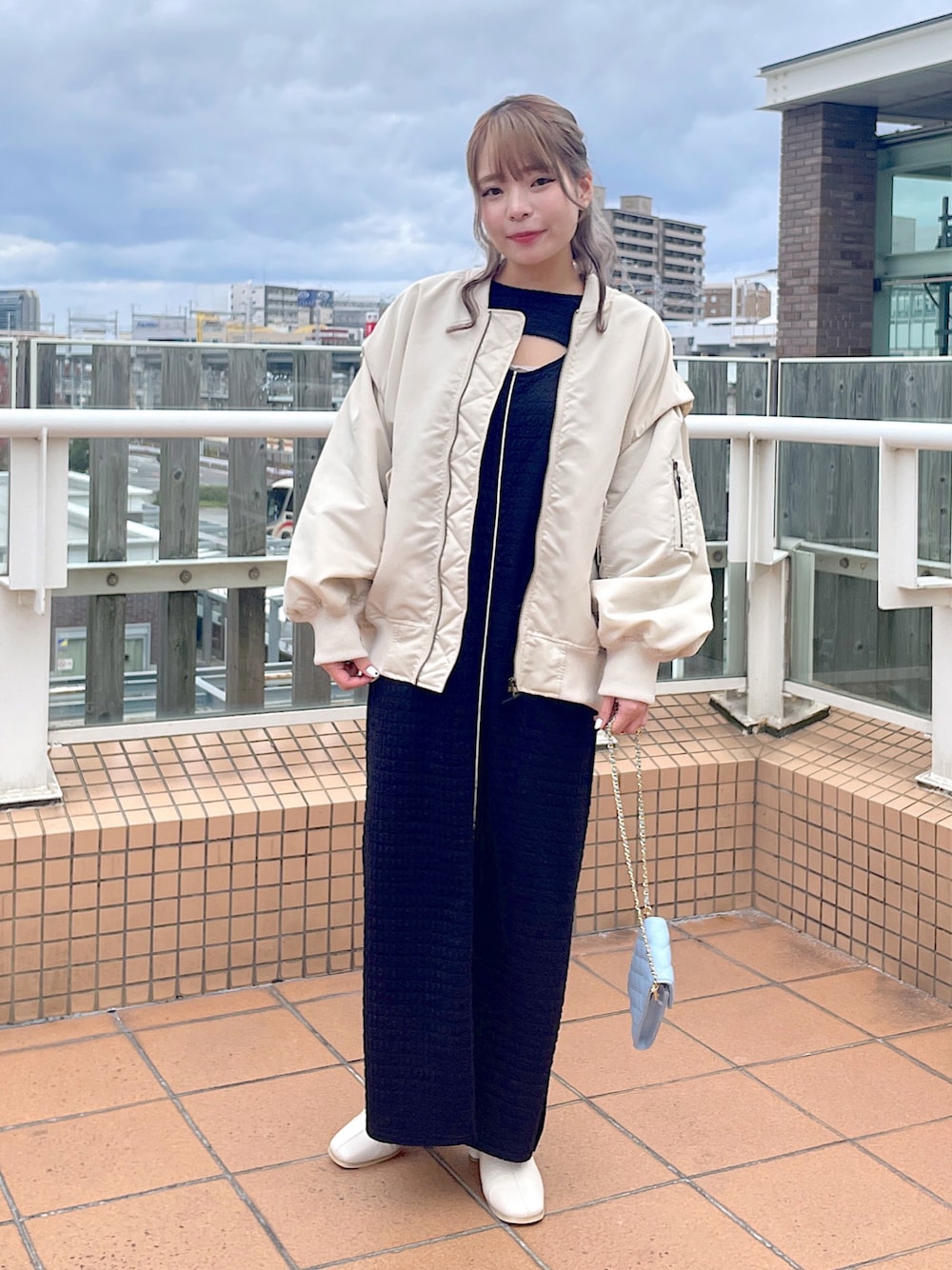 「wcloset、w closet、ダブルクローゼット、冬コーデ、秋冬コーデ、アウター、MA-1、肌見せ、ワンピース、オトナ女子、キレイめカジュアル、冬アウター、骨格ストレート」｜「w closetの【2WAY】MA-1（MA-1、ベージュ系）」を使った、Shiho Moriokaさん（レディース・157cm）の冬コーディネートの1枚目の写真