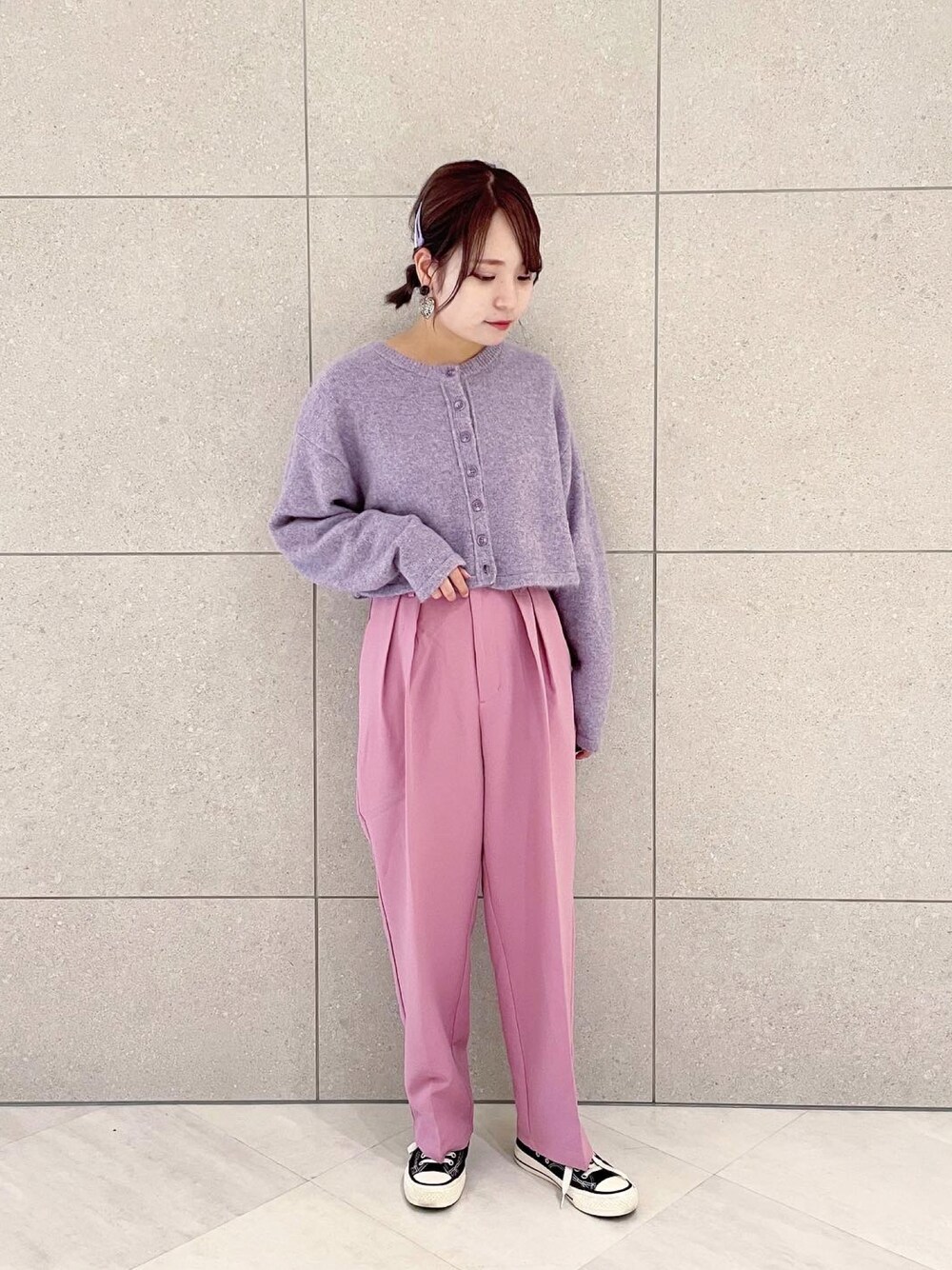 「w closet、ダブルクローゼット、秋のコーデ、秋トレンド2021、韓国ファッション、ポップ、カラフル、カラーコーデ、ニット、ショート丈トップス、ショートニット、カラーパンツ」｜「w closetの7Gニットショートクルーカーディガン（カーディガン/ボレロ、パープル系）」を使った、Shiho Moriokaさん（レディース・157cm）の秋コーディネートの1枚目の写真